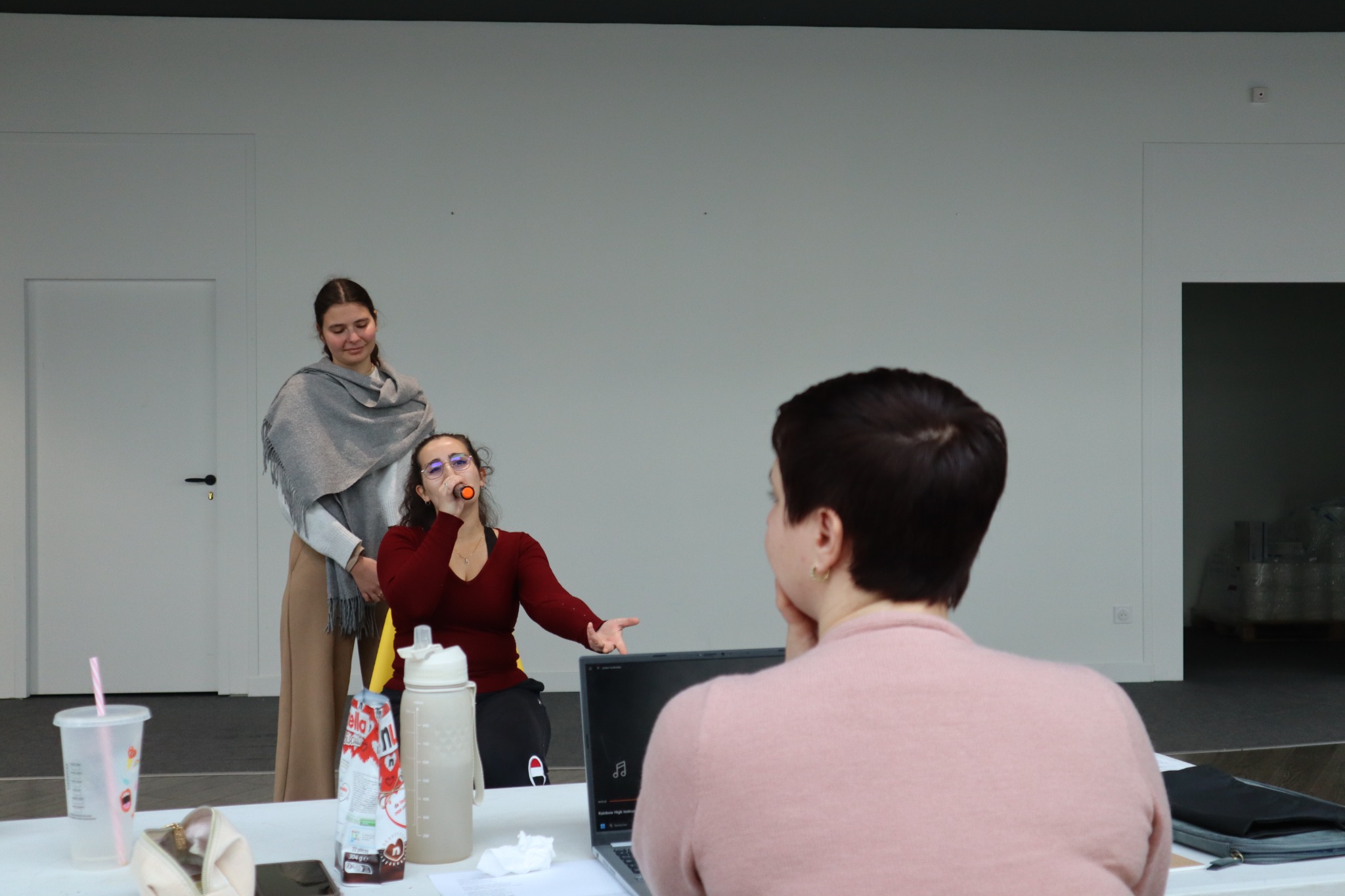 Une élève chante pendant un atelier accompagnée par Rébecca