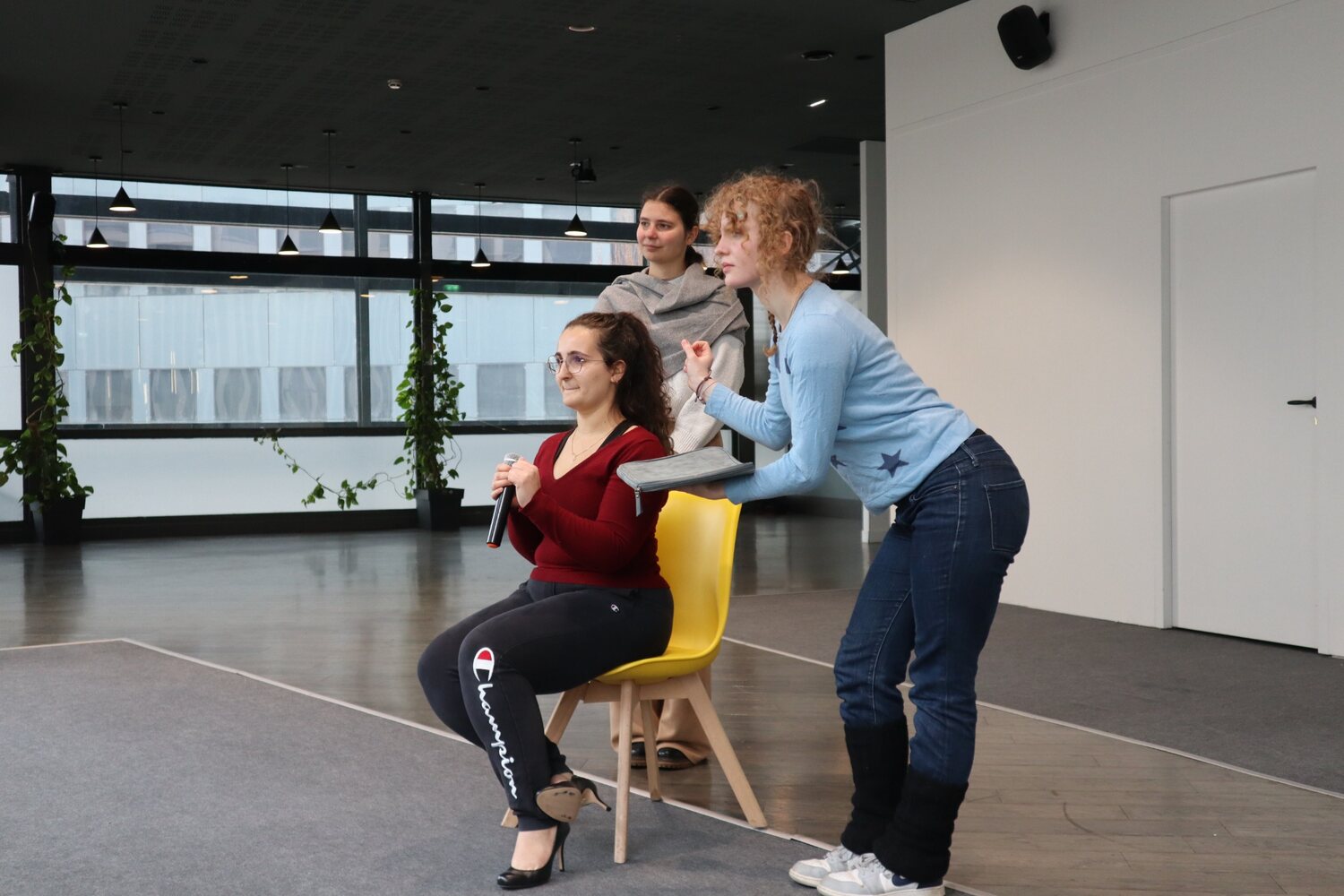Rébecca accompagne plusieurs élèves pendant un atelier collectif