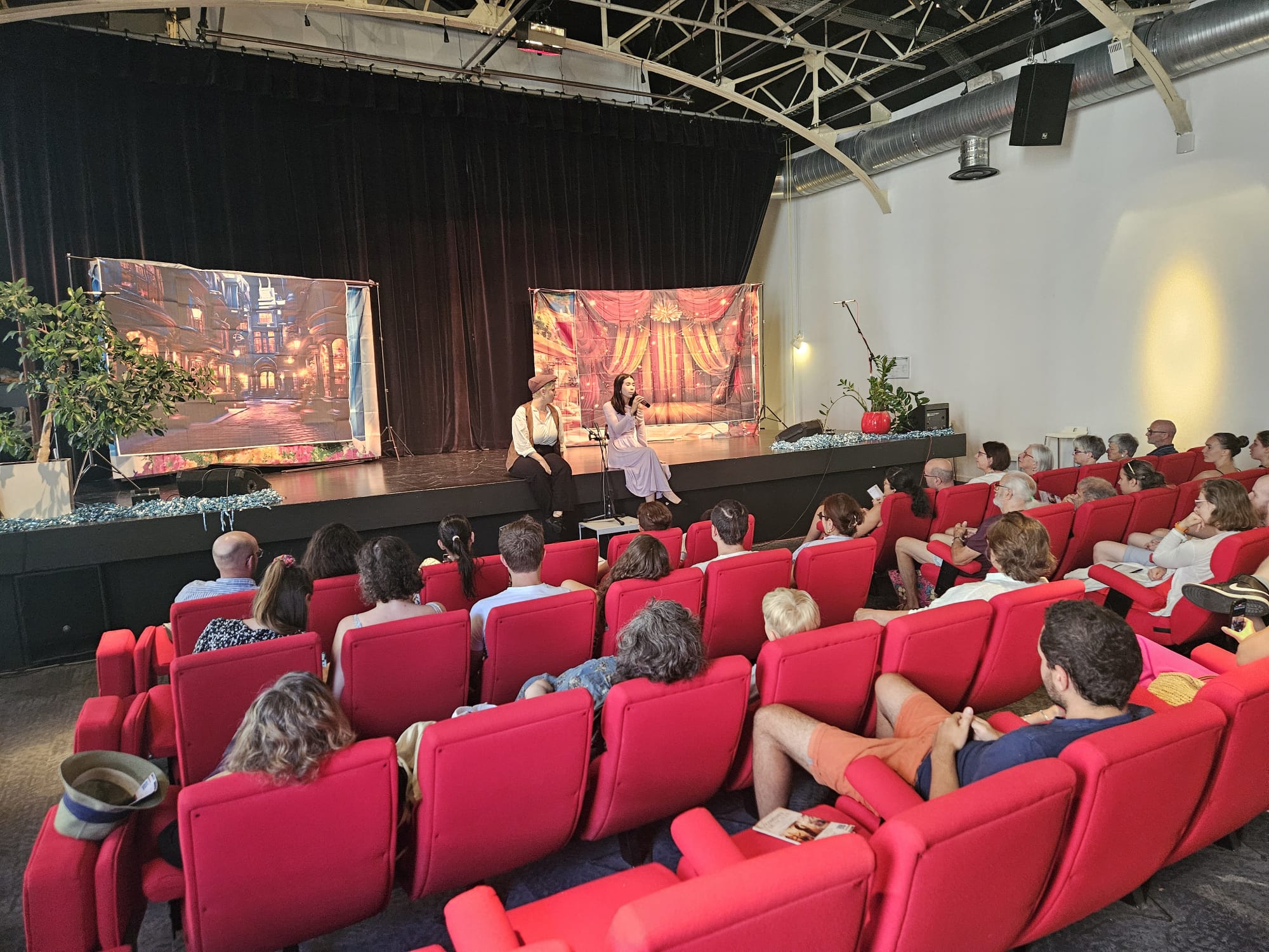 Deux artistes de l’Académie Virtuose sur scène devant le public lors du dernier gala