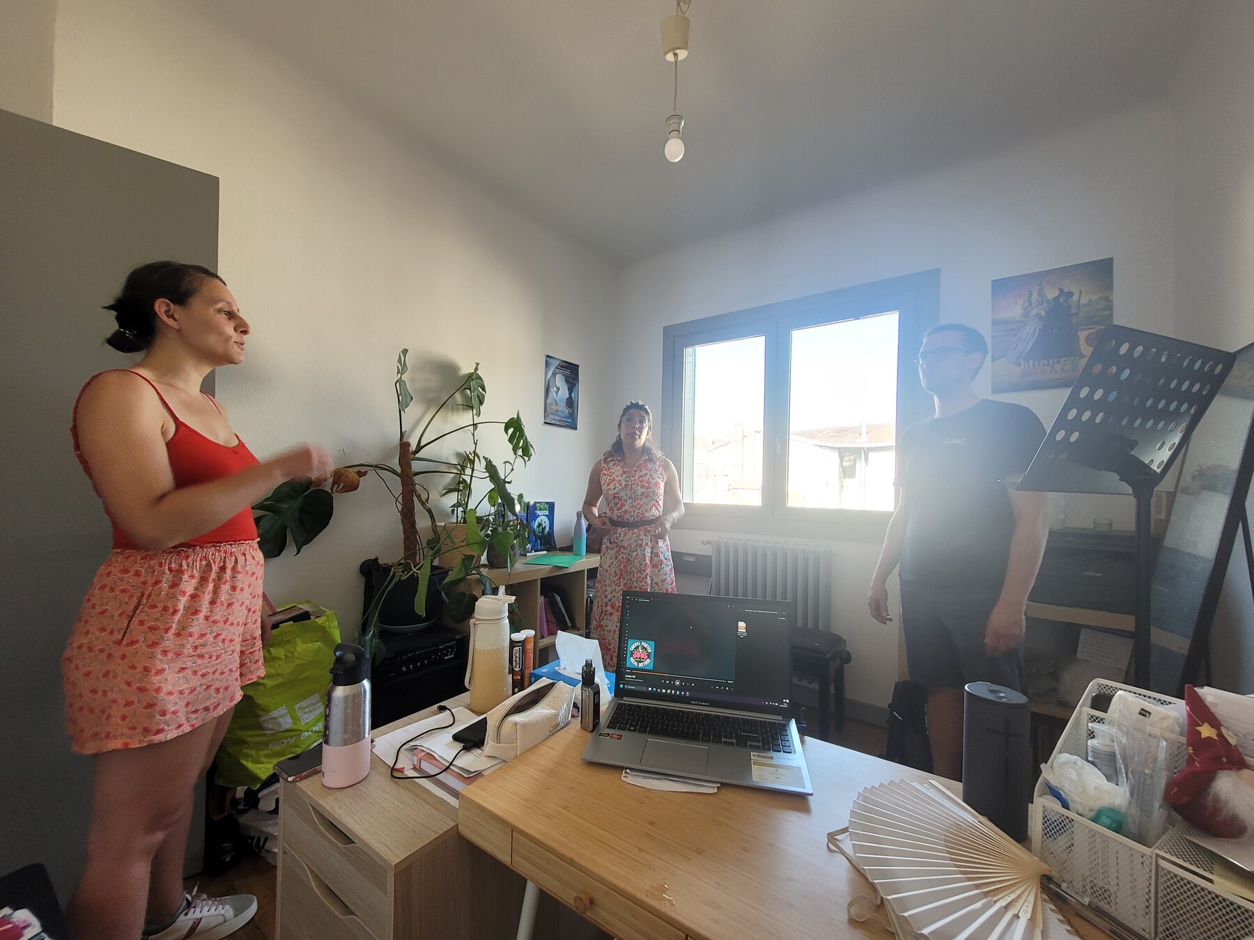 Des élèves de l’Académie Virtuose travaillent ensemble pendant une répétition