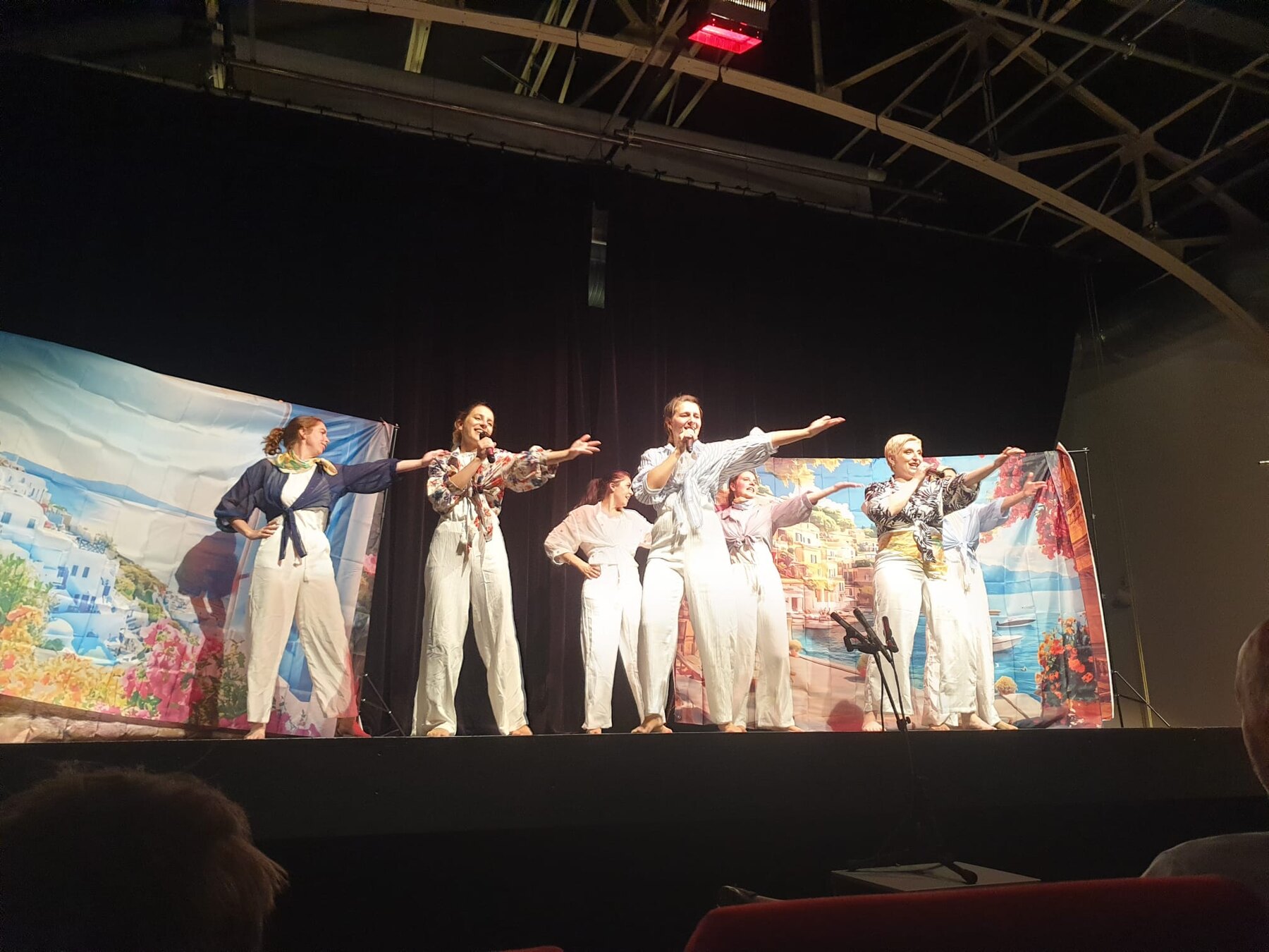 La troupe de l’Académie Virtuose salue le public à la fin d’un spectacle