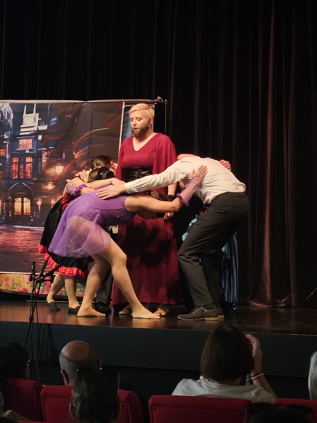Des artistes de l’Académie Virtuose jouent une scène de comédie musicale devant le public